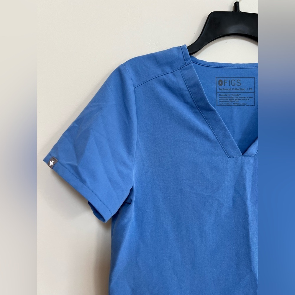 FIGS Women's Casma Three-Pocket Scrub Top in Technical Blue PO 2444, size XS - Picture 8 of 8